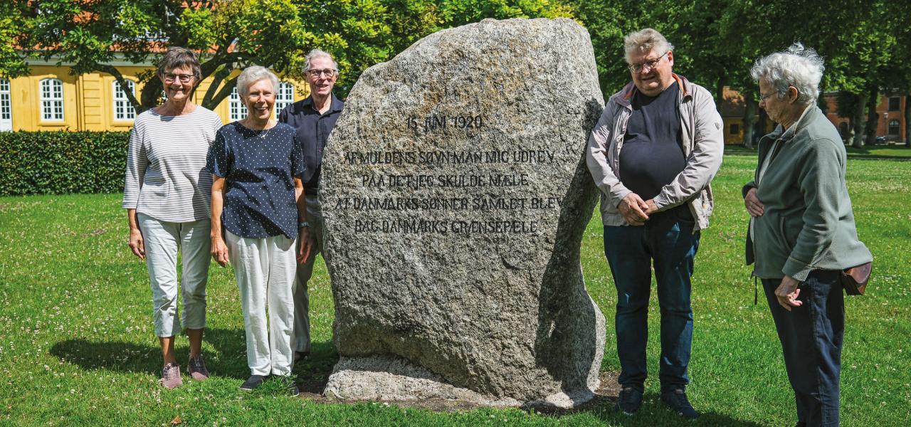 Hilde Pico Andersen, Ruth Villadsen, Finn Vilholm, Peter Hammer samt ‘stenkonsulent’ Vibeke Beltoft ved stenen. Bestyrelsesmedlem Tina Hyldegaard har også deltaget i arbejdet, men kunne ikke være med til fotoseancen.