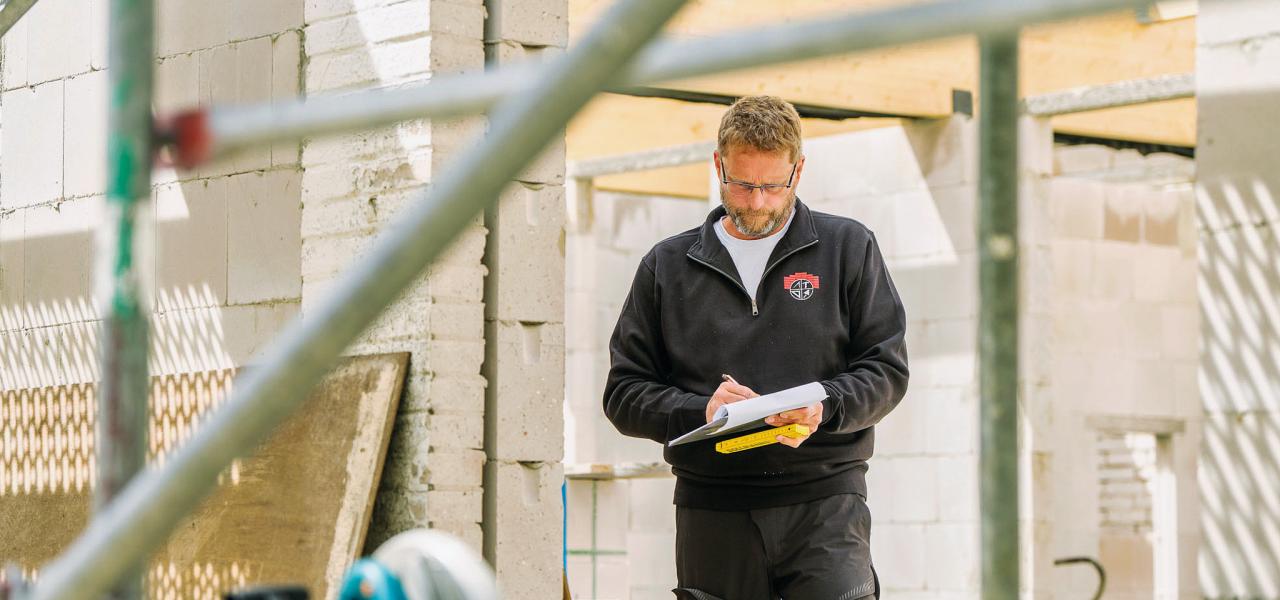 Med en baggrund i det danske mindretal har familiefirmaet Strohbehn Baugesellschäft gennem et par generationer opbygget en solid byggevirksomhed med en egen filosofi, hvor det nære – helst kun omkring Lyksborg – står i centrum. 