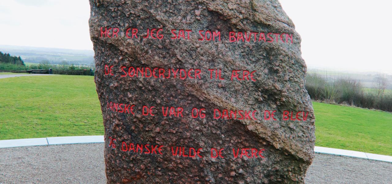 Smuk bog om området ved Ejer Bavnehøj har også monumentet med.