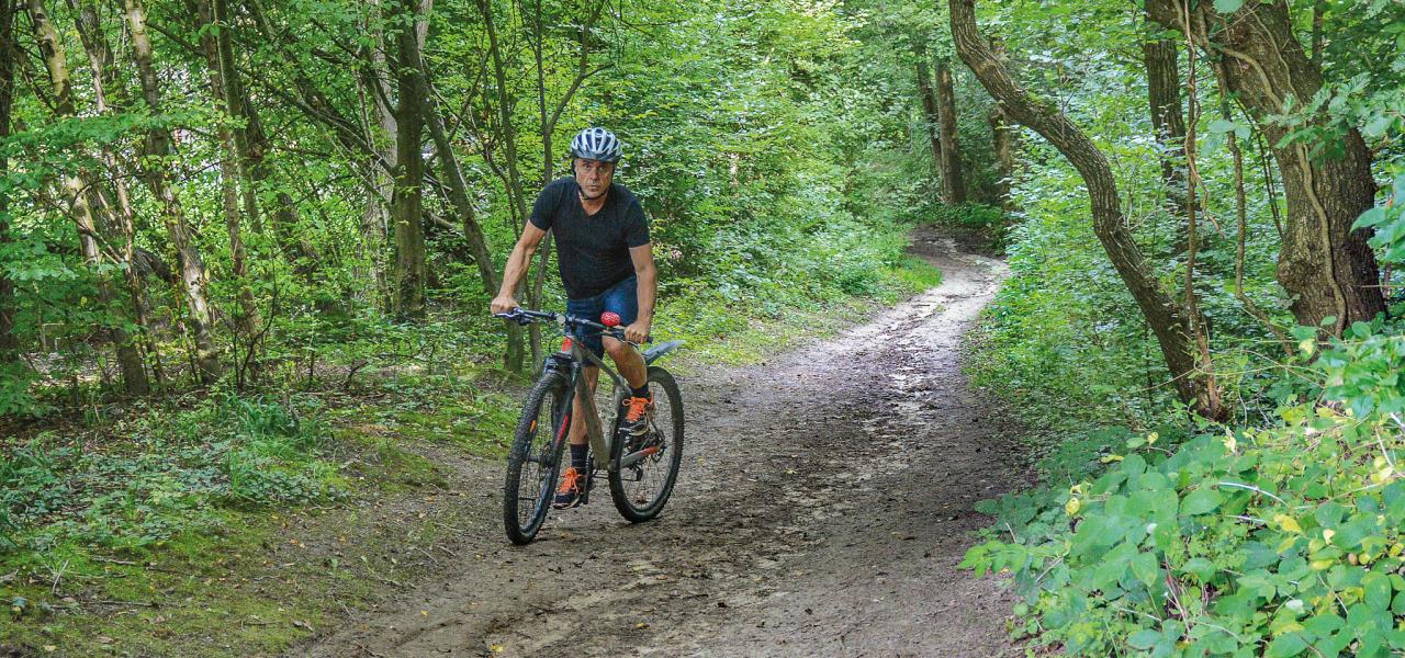 Hans Christian Davidsen har taget en del cykelture på begge sider af grænsen mellem Danmark og Tyskland. Det er der kommet bogen ‘Lige på grænsen’ ud af.