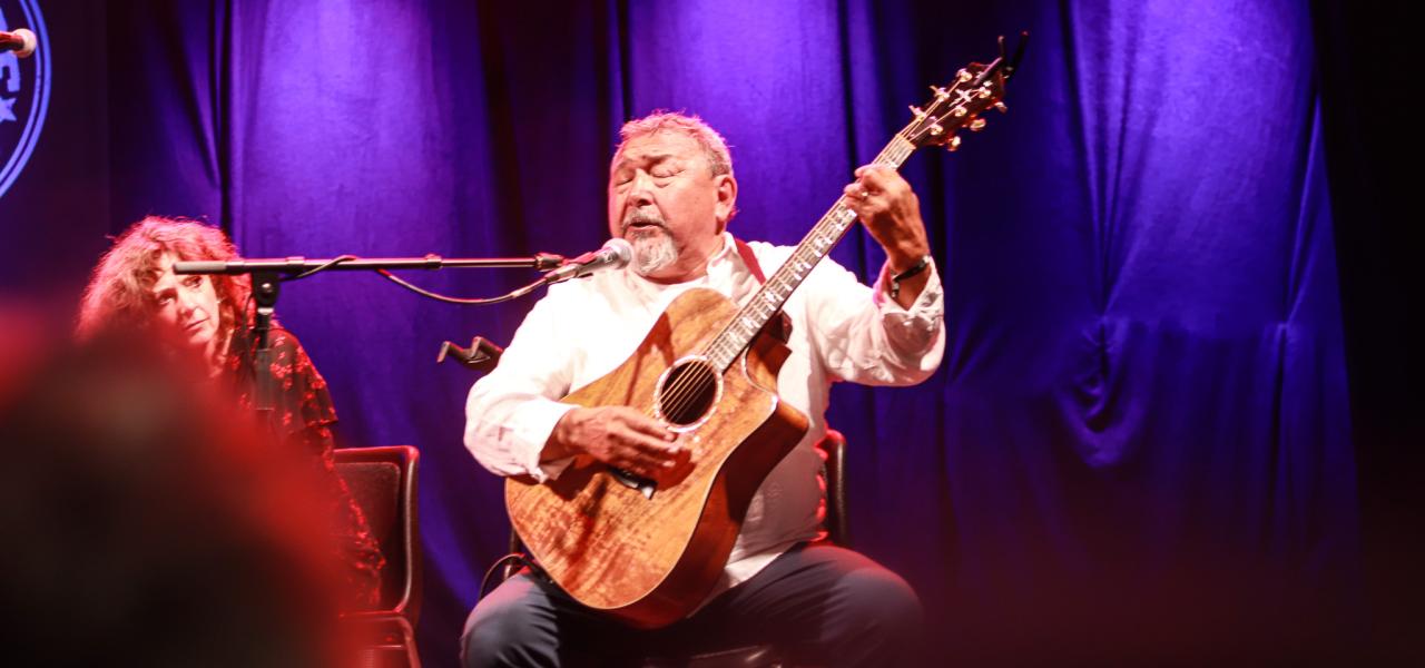 “Jeg har sunget på grønlandsk i mange år, og der er ikke nogen, der forstår en skid. Alligevel har jeg tjent penge på det.”