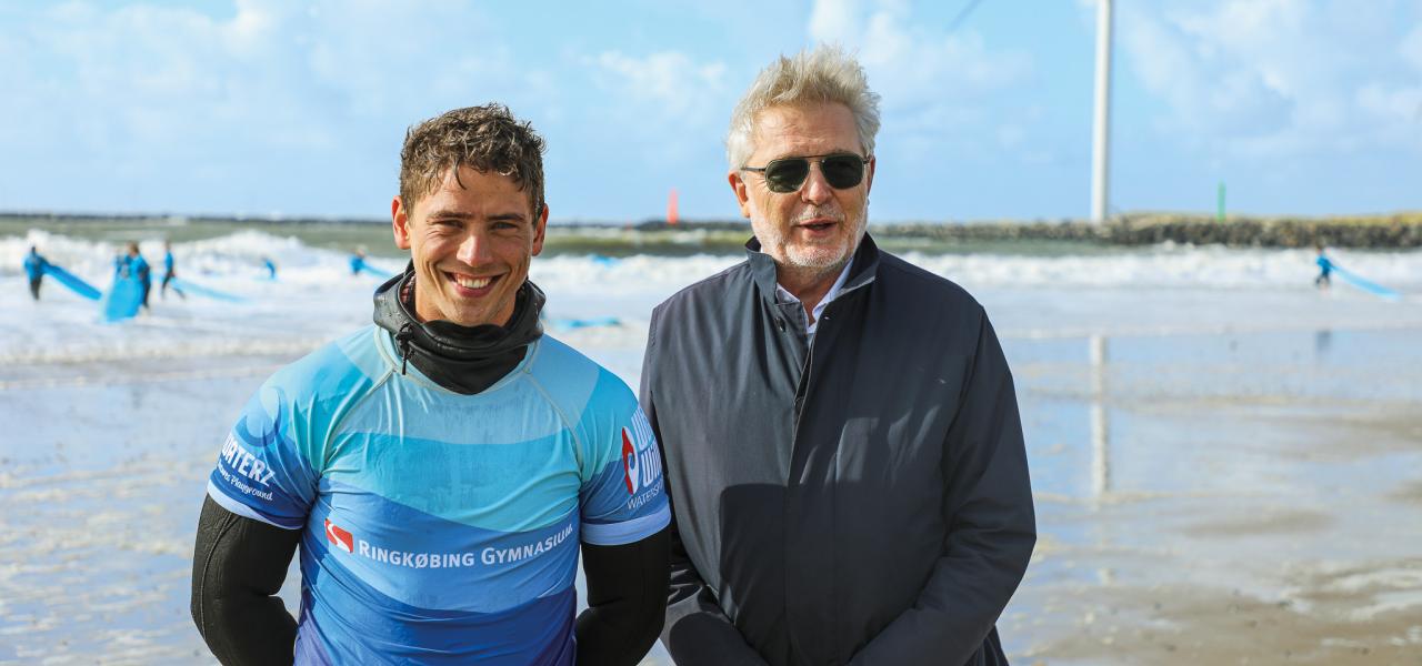 For mig er det kun et plus at være tosproget, men til samtalen kunne jeg ikke høre på ham, at han ikke er født i Danmark”, siger rektor Lars Roesen (t.h.) om ansættelsen af den sydslesvigske surferlærer Jaris Düring (tv).