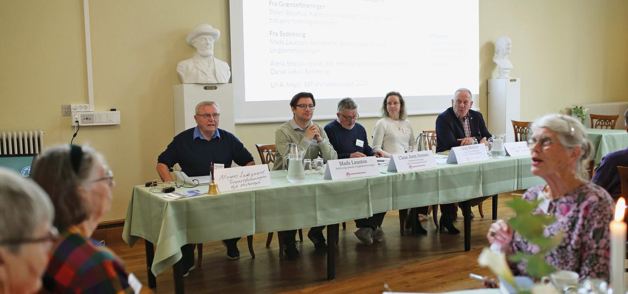 Mogens Ladegaard, Grænseforeningen Vejle Vesteregn, Mads Lausten, Sydslesvigs danske Ungdomsforeninger (SdU), Claus Jørn Jensen, fhv. foreningskonsulent i Grænseforeningen, Alena Strelow, præst i Sct. Hans og Adelby danske Menighed, og Kay von Eitzen, amtskonsulent i Sydslesvigsk Forening (SSF), taler om samarbejde på tværs af den dansk-tyske grænse.