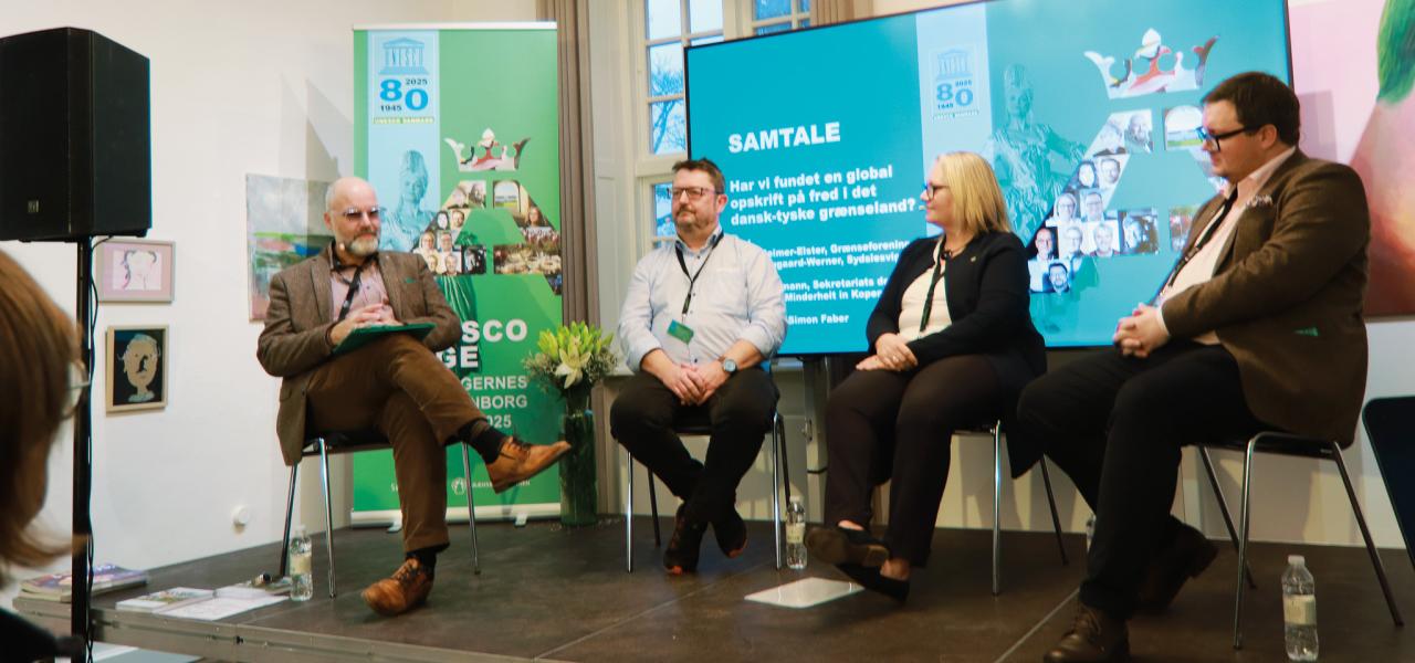 Simon Faber, tidligere overborgmester i Flensborg, Harro Hallmann, kommunikationschef i det tyske mindretals organisation, Bund Deutscher Nordschleswiger, Gitte Hougaard-Werner, formand for det danske mindretals kulturelle hovedorganisation Sydslesvigsk Forening, og Mirco Reimer-Elster, formand for Grænseforeningen, diskuterede om vi i vores grænseland har fundet en global opskrift på fred.