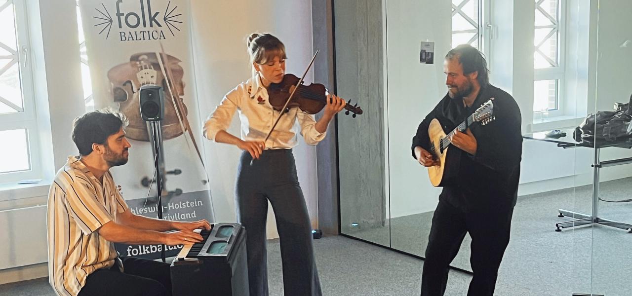 Julian Svejgaard, Emma Elmøe og Villads Hoffmann er huskunstnere på næste års folkBALTICA Festival.