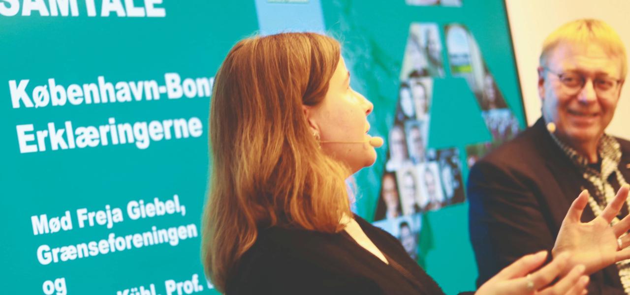 Mindretallene var også på dagsordenen under UNESCO-dagene, som var en slags generalprøve på et grænselands-folkemøde. Her er det historiker og medarbejder i Grænseforeningen, Freja Giebel, og mindretalsforsker og tidligere rektor på A.P. Møller Skolen i Slesvig, Jørgen Kühl, som holder oplæg om København-Bonn Erklæringerne på Augustenborg.