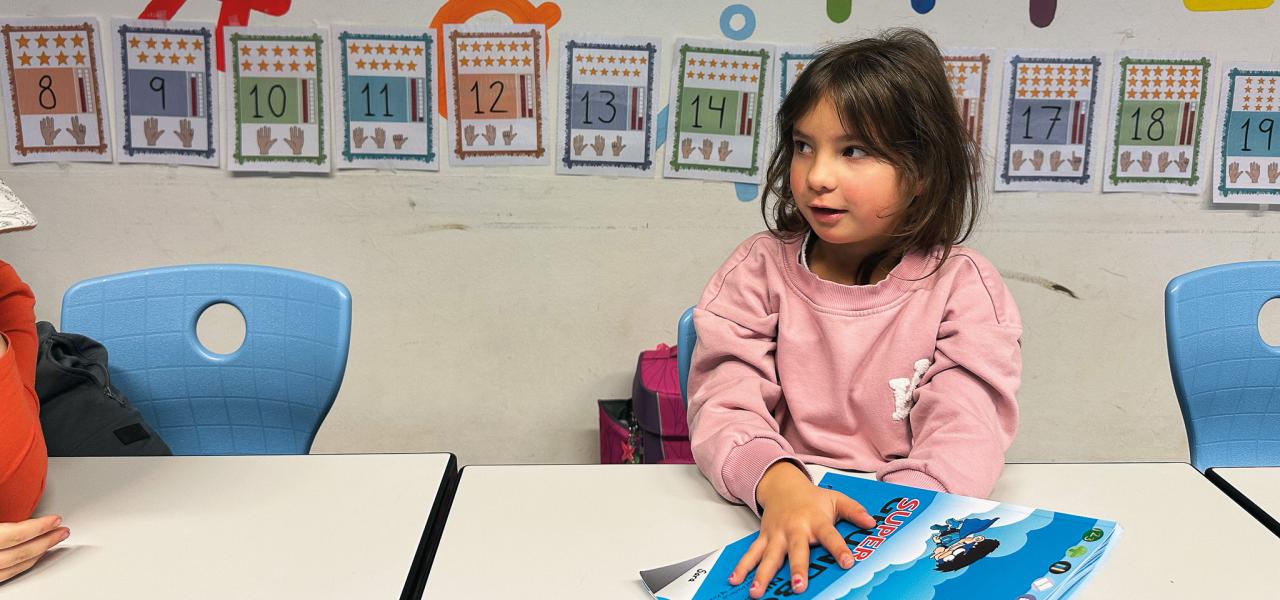 Hatlund – Langballe Danske Skole ligger 25 km øst for Flensborg på noget, der ligner en pløjemark. Der er i alt 100 børn i børnehaven og skolen, som er en del af det danske skolesystem, og som drives af Dansk Skoleforening for Sydslesvig. 100 børn i alderen 1-12 år, der taler dansk i Hatlund. 