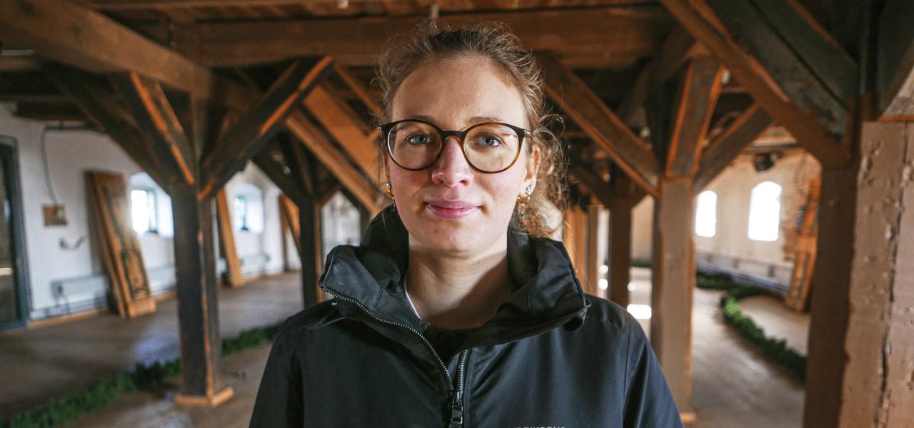 Laura Ehlers på loftet i Tønnings pakhus. Tønnings gamle havneby  er kendt for sine smukke gamle bygninger, bl.a. Skipperhuset fra 1624.