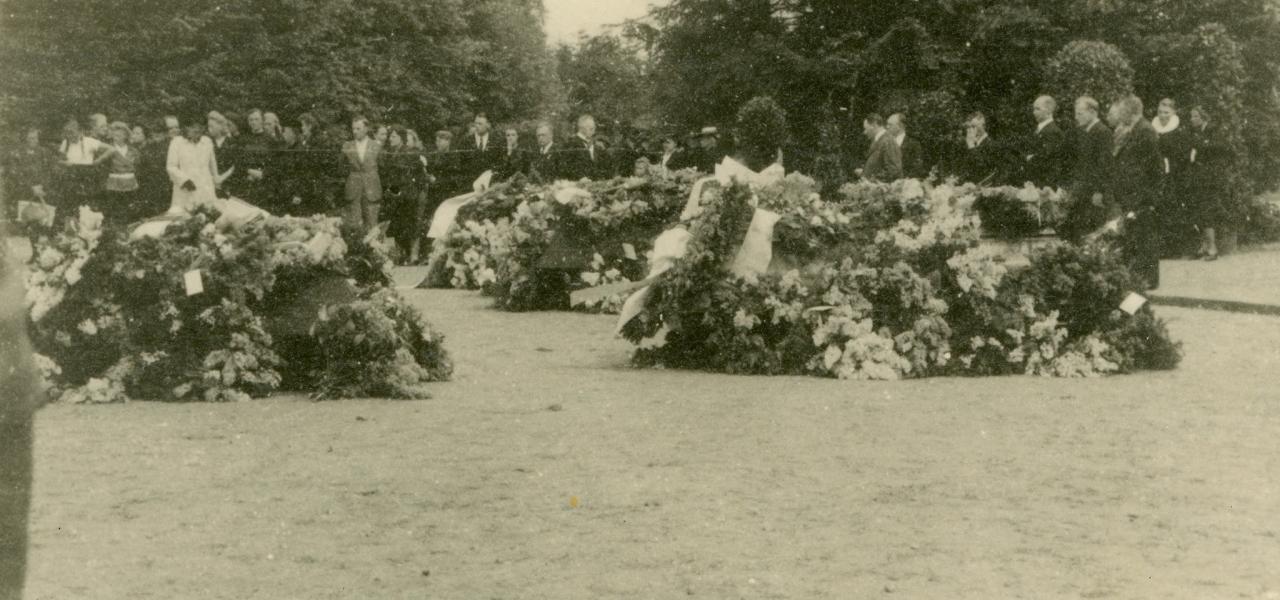 Mindehøjtideligheden på Fredshøj Kirkegård i Flensborg blev dansk uden tysk heil og honnør. 