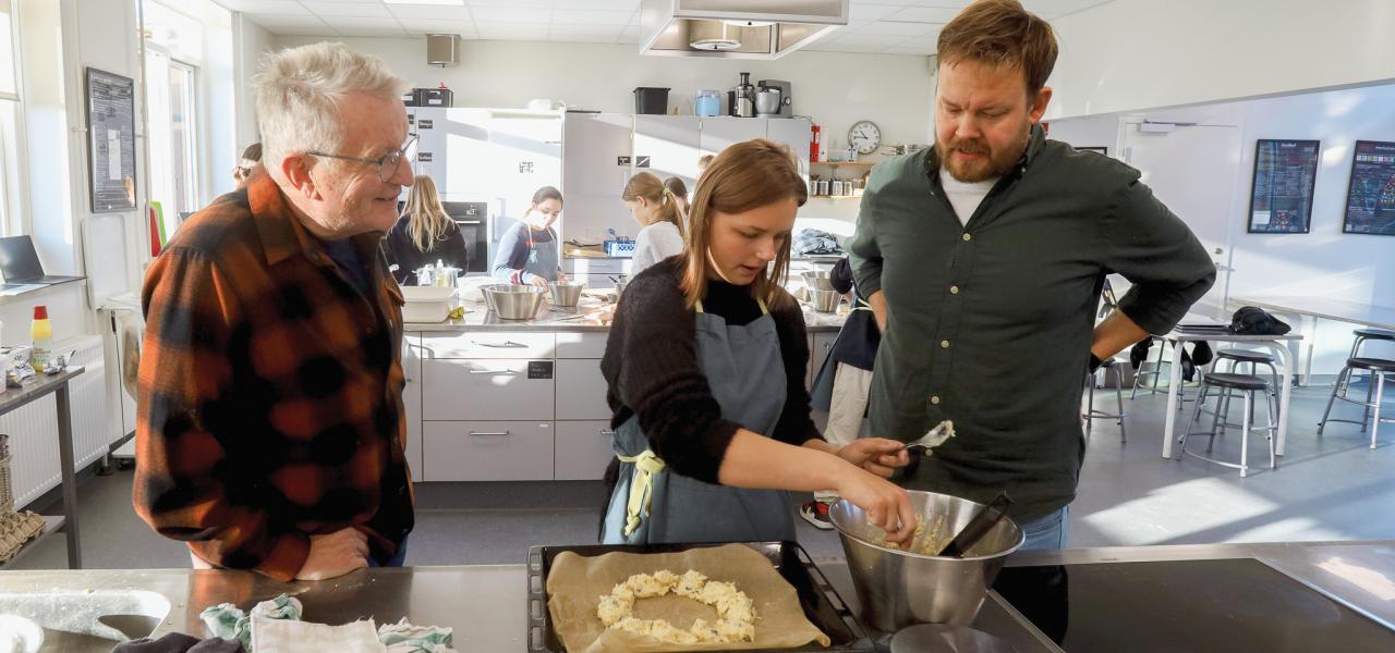 6. klasse på Klokkeholm Skole i Hjallerup har været i køkkenet og lavet sønderjyske kager.