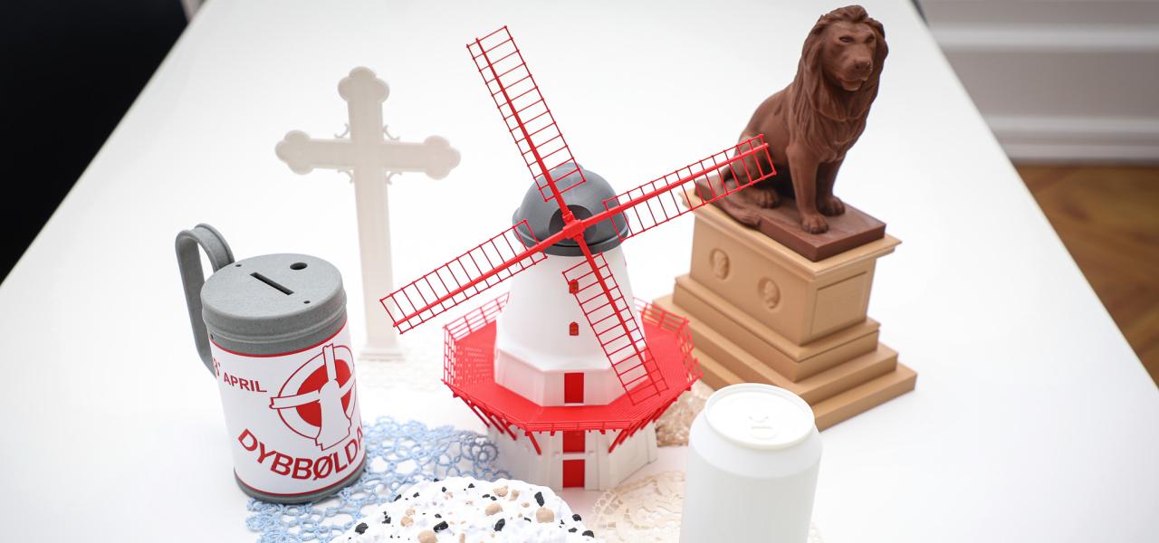 Det er meget forskellige artefakter, der er i kasserne. Fra et bygningsværk som Dybbøl Mølle til en kage. Fra en skulptur til en indsamlingsbøsse. Fra et broderi til en dåse fra en grænsebutik.