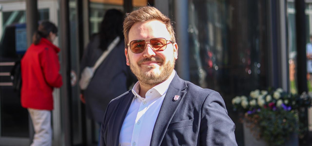 Mats Rosenbaum foran rådhuset i Flensborg, hvor han midt i valgperioden har fået stort ansvar som gruppeformand for SSW.