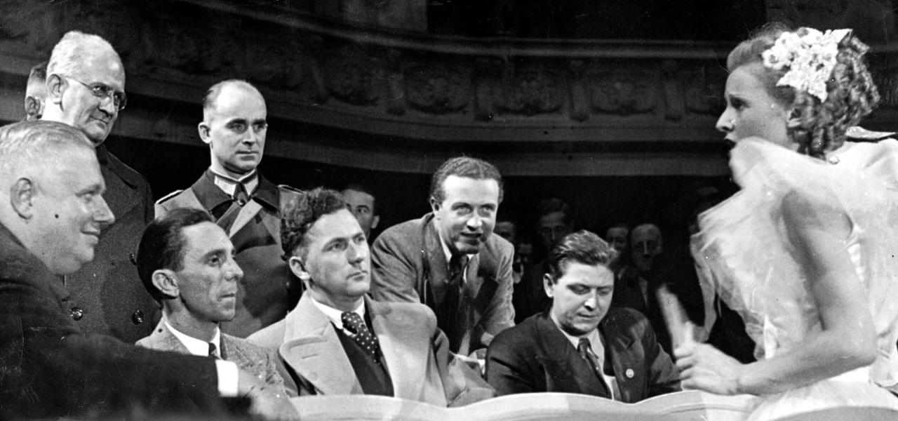 Erling Jepsens mor foran Joseph Goebbels.