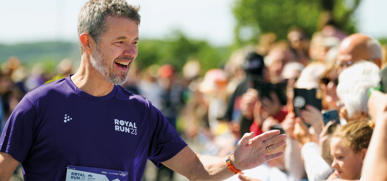 Kong Frederik vender tilbage til Sønderjylland med Royal Run. Her ses han i Aabenraa i 2023. Nu glæder folk fra det danske mindretal sig til at løbe en tur med ham i Haderslev.
