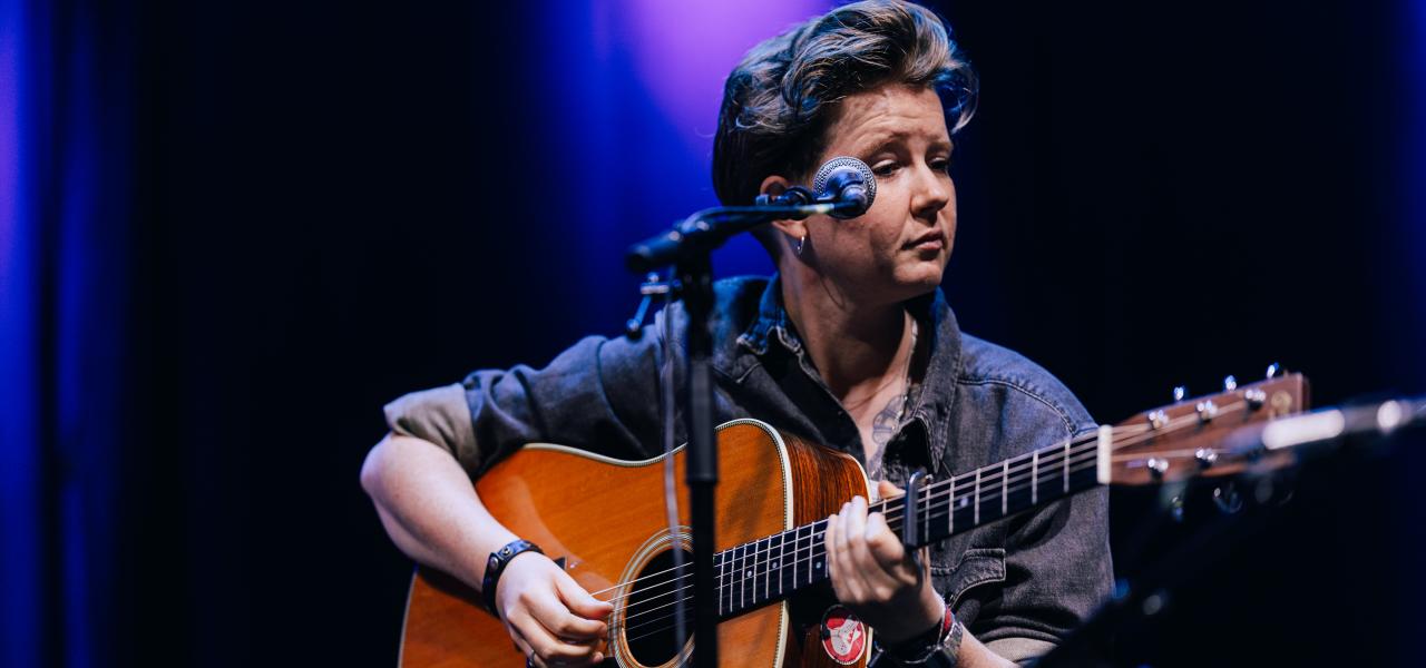 Sønderjyske Rikke Thomsen deltog i Minority Language Songwriters' Circle på Tønder Festival i 2025.