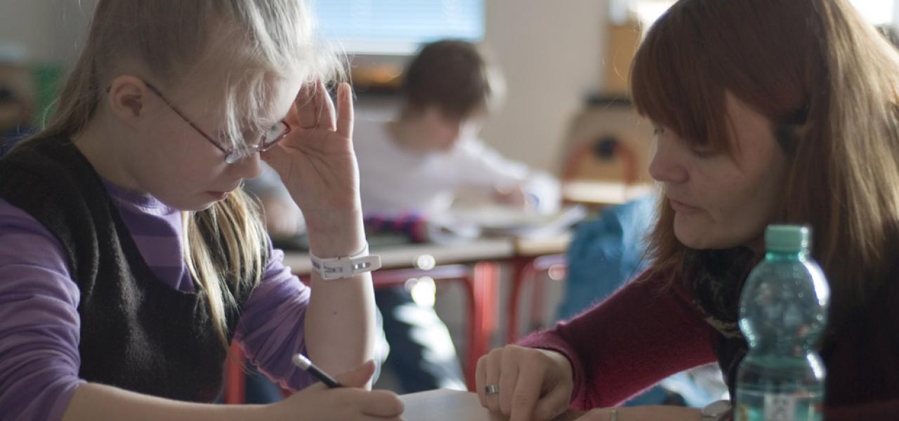 Lærerne på mindretalsskolerne nord og syd for grænsen vil gerne bruge begge sprog i undervisningen, men gør det alligevel sjældent. Lærerne på mindretalsskolerne nord og syd for grænsen vil gerne bruge begge sprog i undervisningen, men gør det alligevel sjældent.