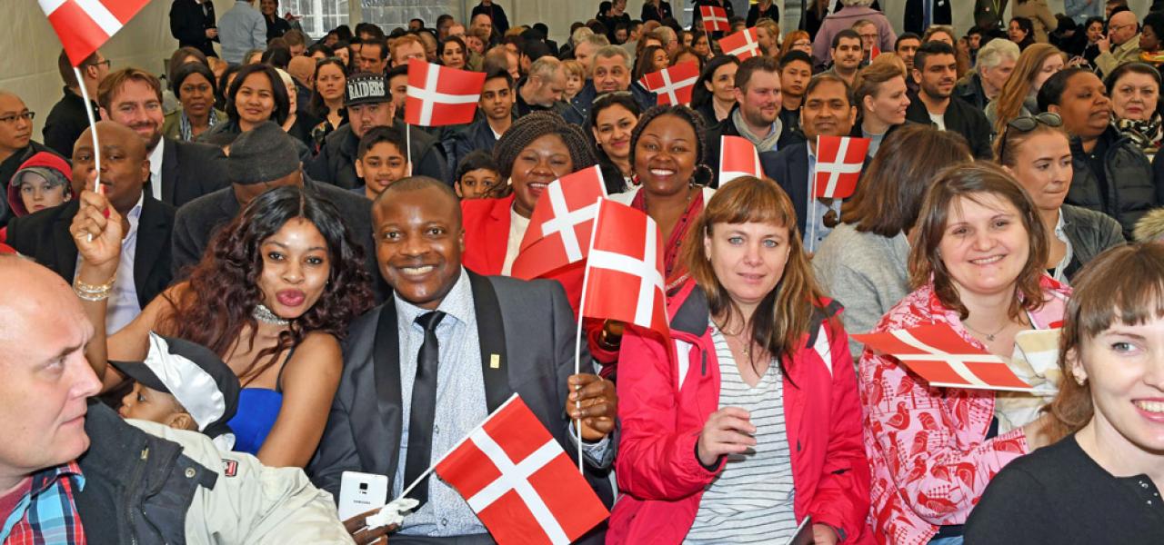 De i alt 5.400 personer, der i 2016 blev danske statsborgere, bliver ikke automatisk en del af det danske folk. Det mener lektor og historiker Michael Böss. Her fra den årlige statsborgerskabsdag på Christiansborg i april 2017. 