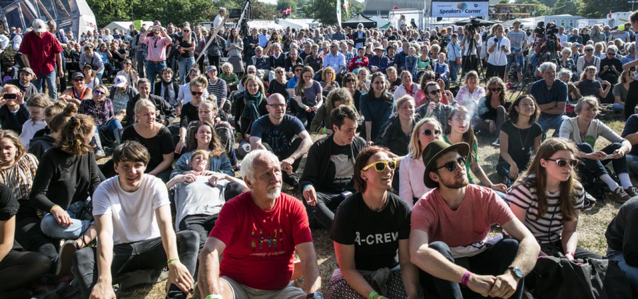 Når Folkemødet på Bornholm finder sted 15.-18. juni forventes det, at over 40.000 deltagere blander sig i den politiske debat. Folkemødet adskiller sig dog fra traditionelle, danske folkemøder, der ofte blev holdt på højdedrag. 