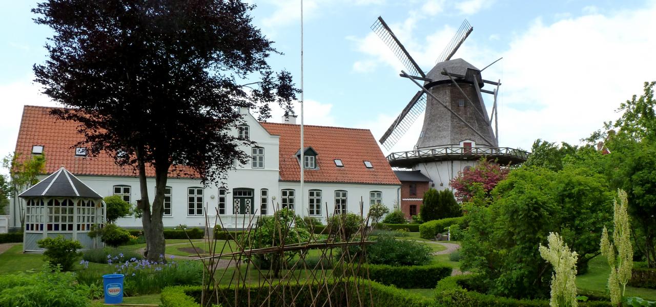 I Højer rager den gamle vindmølle i hollænderstil op i det flade marsklandskab. Den blev bygget i 1857 og er den højeste af sin art i Nordeuropa. Sammen med byens andre velbevarede bygninger fortæller den om liv og levned i Tøndermarsken gennem tiden. 