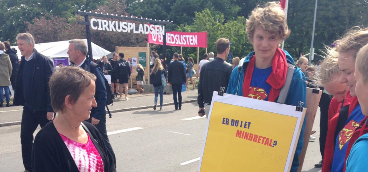 “Skiltet skal fange folks opmærksomhed”, siger Jakob Bang, der sammen med andre unge sydslesvigere på årets Folkemøde på Bornholm har samlet underskrifter til støtte for mindretalsrettigheder i EU.