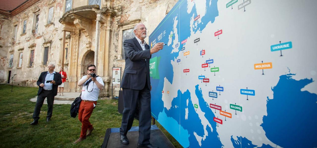 Hans Heinrich Hansen var den første, der skrev sit navn på et stort Europakort på FUEN’s mindretalskongres i Cluj, Rumænien, i maj. Dette var startskuddet til underskriftsindsamlingen for det europæiske borgerinitiativ, Minority SafePack. 