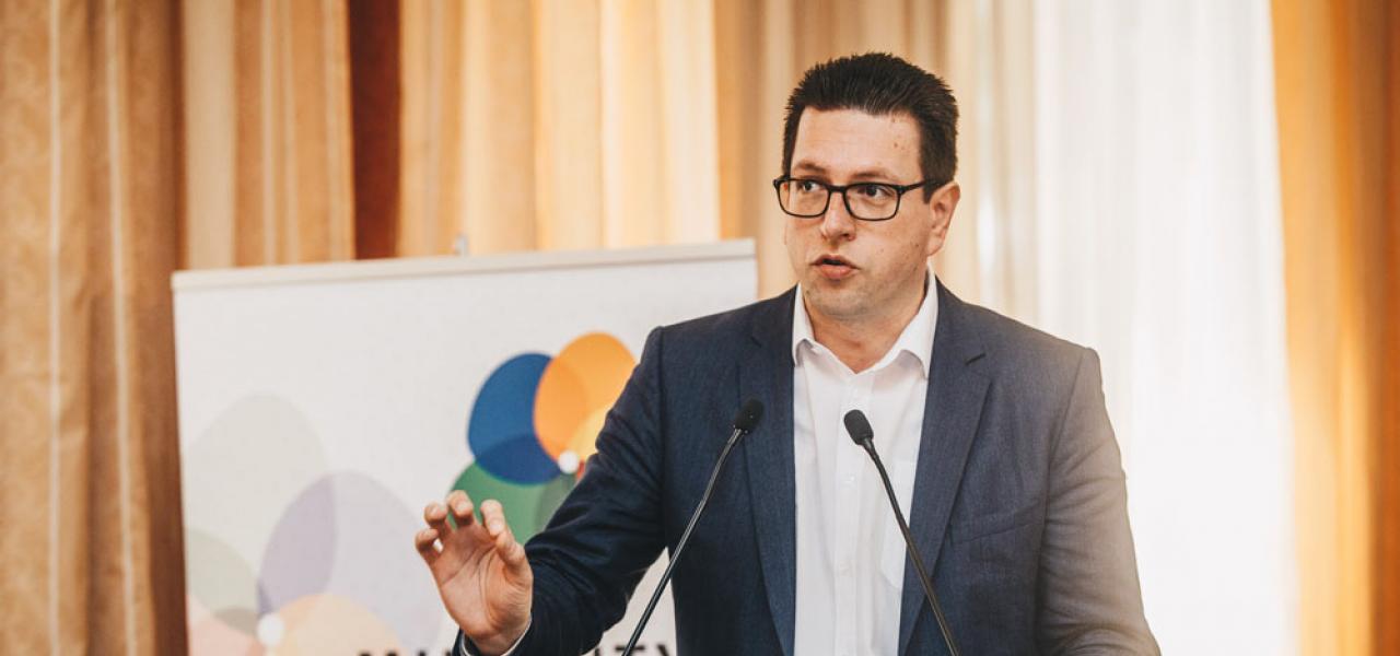 ”I øjeblikket er der ingen EU-lovgivning, der beskytter de nationale mindretal, deres sprog og deres kultur, fordi det henhører under de enkelte medlemsstater. Det ville ikke være et problem, hvis medlemsstaterne gjorde deres arbejde, men det er ikke tilfældet”, siger Loránt Vincze.