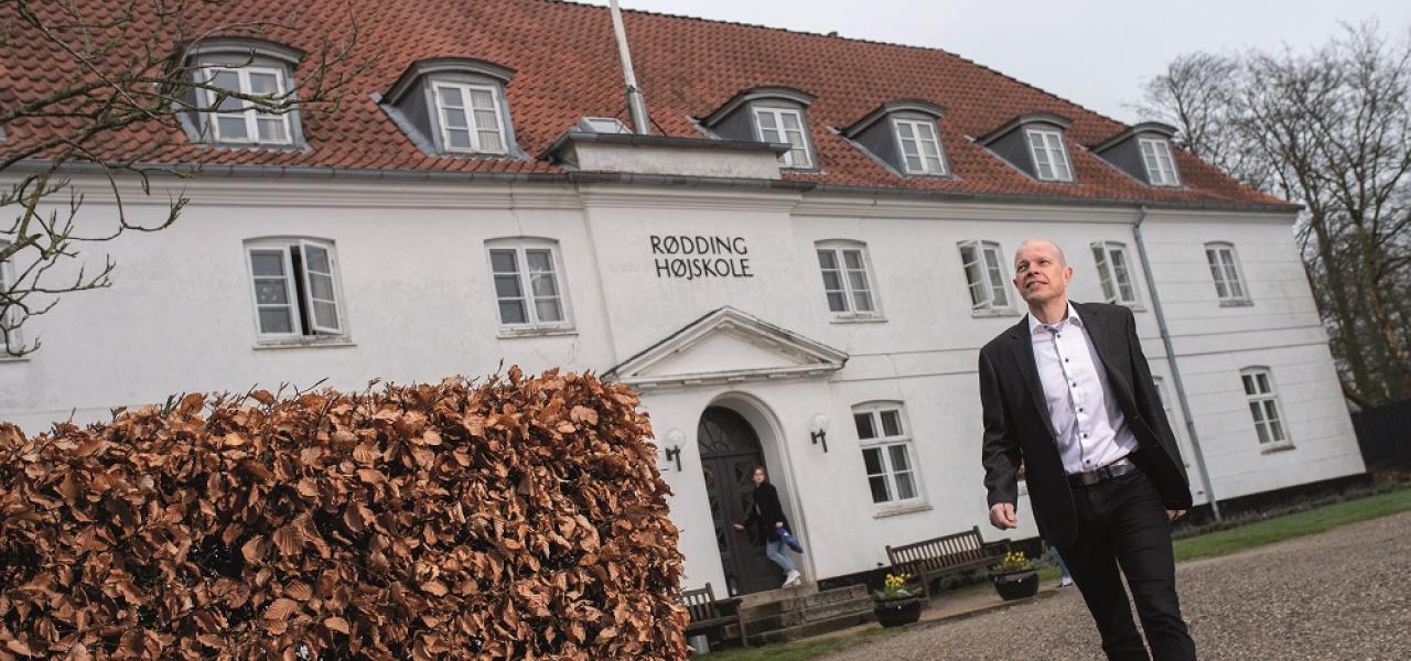 Mads Rykind-Eriksen har siden 2007 været forstander på Rødding Højskole, der fejrer 175 års jubilæum i år som Danmarks ældste højskole. 