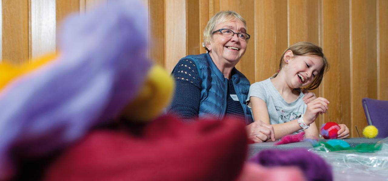 Der bliver leget og nørklet og talt både dansk og tysk på familie-sprog festival i Sydslesvig. Her er det otte-årige Alma Eget Gessø Hansen, der hjælper mormor, Bodil Gessø Hansen, der aldrig har prøvet at filte før, med julekuglen. 