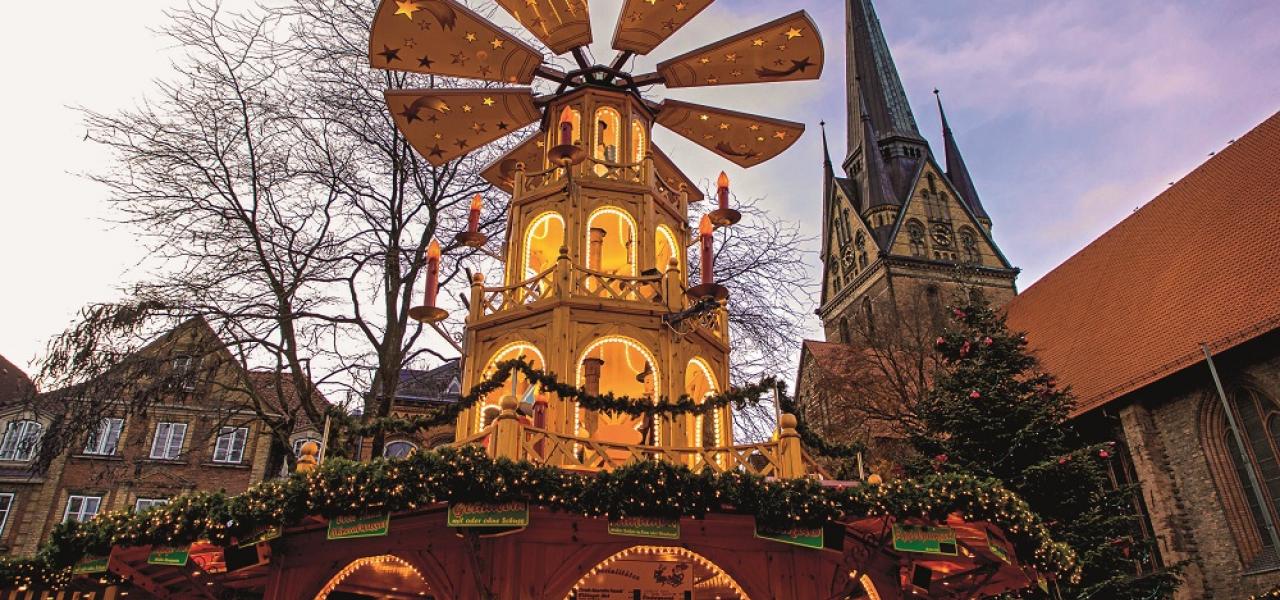 Julepyramiden på Søndertorv er vartegn for Flensborg julemarked. Her med Skt. Nikolaj kirke i baggrunden. 