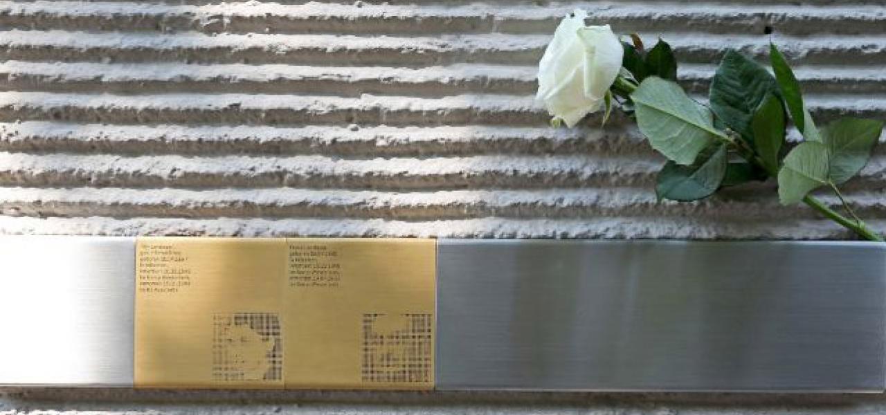 I München har man haft en diskussion om, hvorvidt man ønskede snublesten lagt ned i byens fortove eller ej, sådan som det er sket i en række andre tyske storbyer. Kompromisset blev for nylig, at mindeplader over ofrene for nazismen placeres på bygninger, hvor ofrene boede, eller på standere foran bygningerne. Ny bog fortæller historien om snublestenene, der er udtryk for moderne erindringskultur i Tyskland, skriver Moritz Schramm. 