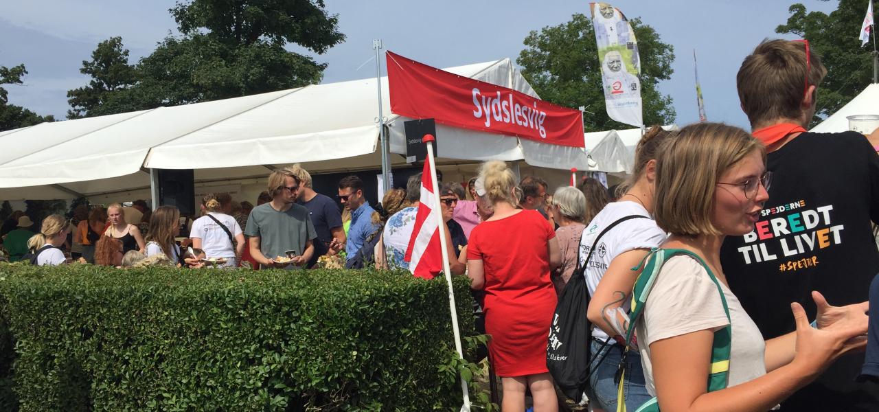 Sydslesvig-teltet vil også i år være centrum for debat, underholdning og sønderjysk kaffebord på Folkemødet på Bornholm. Her foto fra sidste års sønderjysk kaffebord. Foto: Grænseforeningen