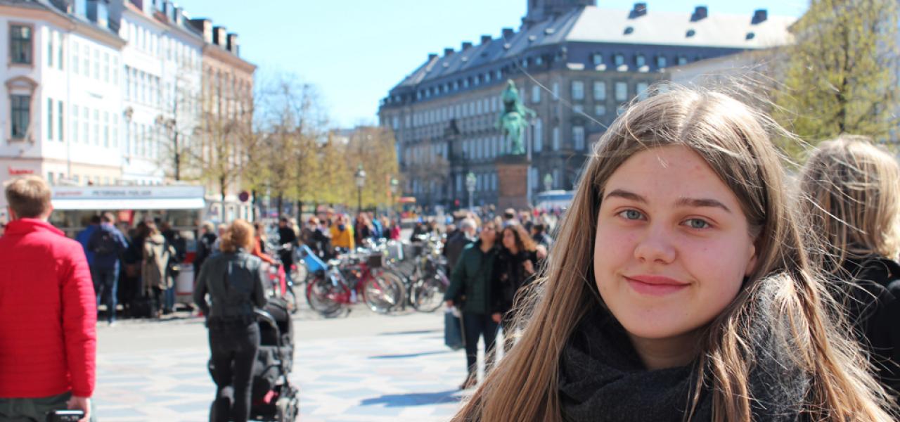 Karoline Eickhardt Christiansen er 14 år og går i folkeskole i Ribe. Hun mener, at man er en del af folket, hvis man bor i Danmark. 