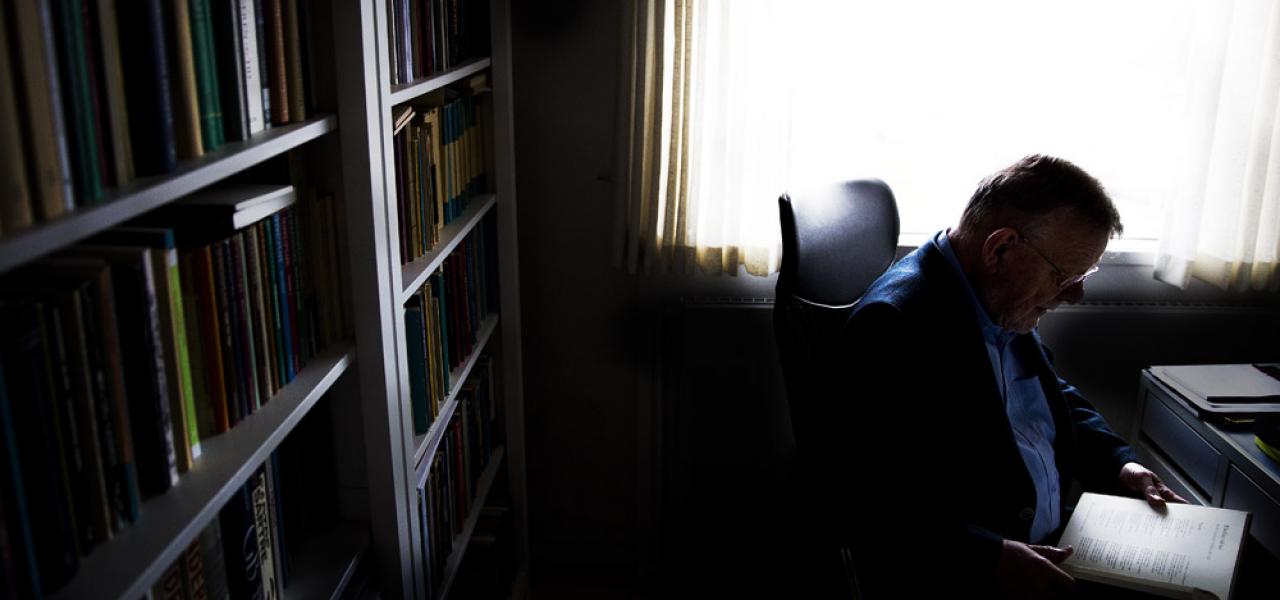 Kjeld Holm flyttede fra Sønderjylland til Aarhus i 1965 og oplevede det, som om verden udvidede sig. I Aarhus mødte han blandt andet idehistorikeren Johannes Sløk, som blev hans læremester og nære ven. Han har ikke siden for alvor overvejet at flytte tilbage til sin fødeegn.