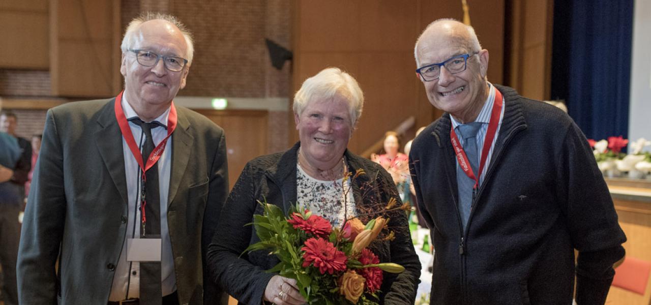 Inger Merete Hansen, der blev hædret med årets Sydslesvigerpris, ses sammen med SSF-formand Jon Hardon Hansen (t.v.) og formand for Oberst H. Parkovs Mindefond, Niels Henriksen (t.h.).
