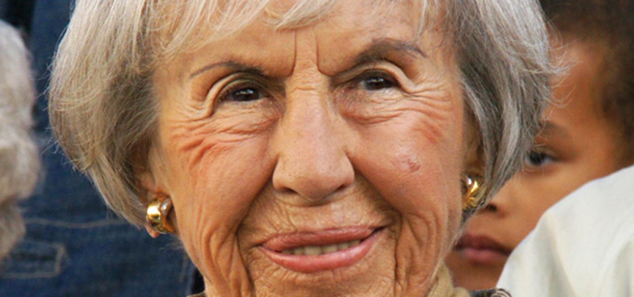 ”Da jeg skrev manuskriptet til Matador, syntes jeg, at Buster Larsen trængte til noget at blære sig med, og så skrev jeg det lille hundenummer ind i teksten. Der er ikke ment noget ondt med det. Jeg synes den slag er et spørgsmål om tonefald", forklarer Lise Nørgaard om Buster Larsens "Det er en tysker"-replik i Matador.