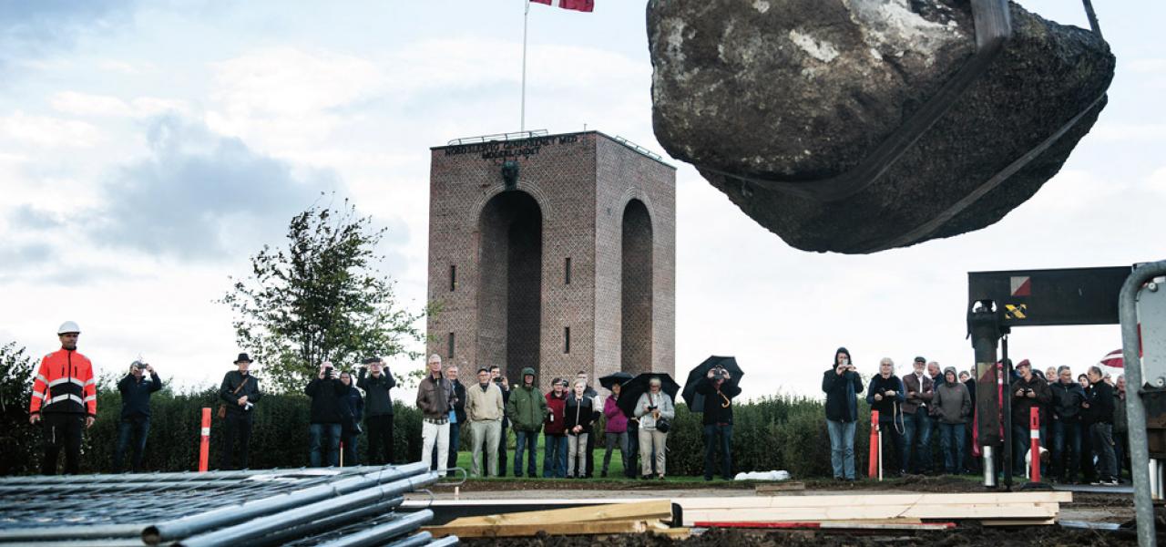 Da genforeningsstenen på Ejer Bavnehøj for nylig skulle flyttes for at gøre den mere synlig, ville de frivillige kræfter gerne gøre det ved manuel kraft, sådan som det var sket i 1920, da stenen blev rejst. Men blokvogne og heste var trods alt for meget af det gode. I stedet bidrog et lokalt transportfirma. Da genforeningsstenen på Ejer Bavnehøj for nylig skulle flyttes for at gøre den mere synlig, ville de frivillige kræfter gerne gøre det ved manuel kraft, sådan som det var sket i 1920, da stenen blev rejst. Men blokvogne og heste var trods alt for meget af det gode. I stedet bidrog et lokalt transportfirma.