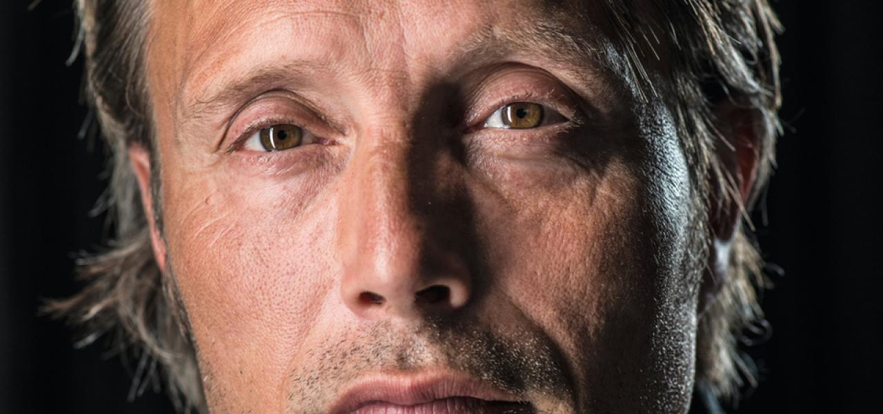 Skuespillerne i danske film er blevet kritiseret for at tale, så man vanskeligt kan forstå, hvad de siger. Overskrider Mads Mikkelsen eksempelvis grænsen for, hvad en skuespiller kan tillade sig med hensyn til distinkt udtale, spørger Jørn Lund. 