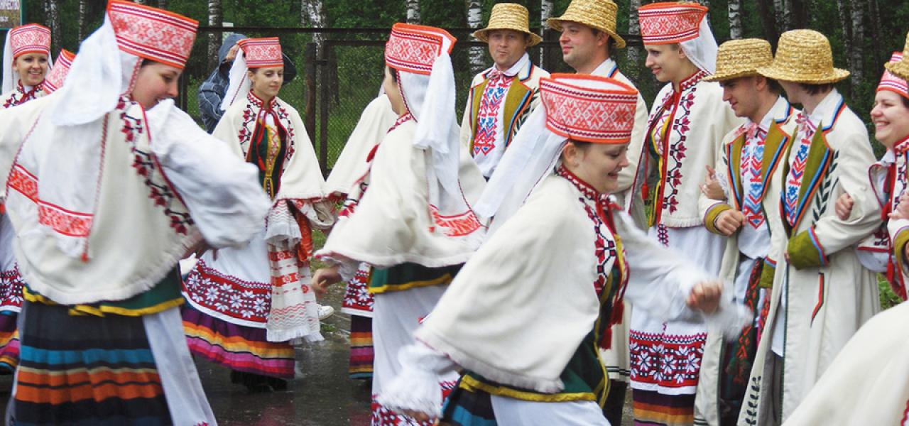 Hviderusserne er et slavisk folkeslag bosiddende i Hviderusland, men der er også nationale, hviderussiske mindretal i Rusland, Ukraine, Polen, Estland, Letland og Litauen. 
