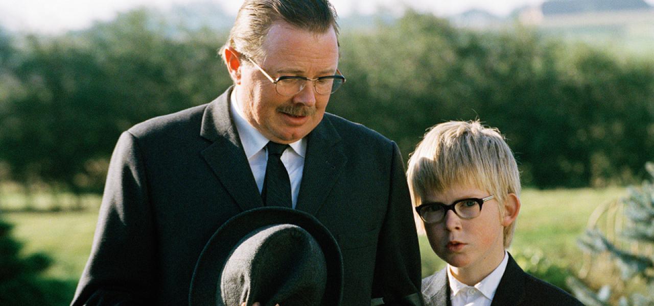 Alle skuespillere taler sønderjysk i Peter Schønau Fogs film "Kunsten at græde i kor" fra 2007, der bygger på Erling Jepsens roman af samme navn. Instruktøren valgte derfor dels unge, lokale skuespillere, der behersker dialekten. Filmen blev vist med undertitler i alle landets biografer bortset fra i Tønder. Alle skuespillere taler sønderjysk i Peter Schønau Fogs film "Kunsten at græde i kor" fra 2007, der bygger på Erling Jepsens roman af samme navn. Instruktøren valgte derfor dels unge, lokale skuespillere, der behersker dialekten. Filmen blev vist med undertitler i alle landets biografer bortset fra i Tønder.