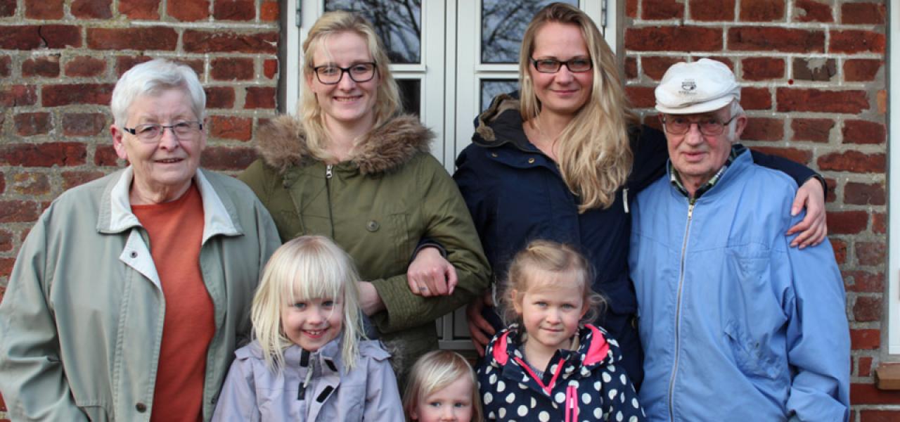 Dorte Baarstrøm Nielsen (midten tv.) og Jessica Jensen (midten th.) besøger Dorte Nielsens forældre, Birte og Leif, på gården i Skast ved Bredebro, hvor Jessica kom for første gang som sydslesvigsk feriebarn i 1989. I dag sammen med børnene: Forrest fra højre: Thea Nielsen, Signe Nielsen og Lene Jensen. 