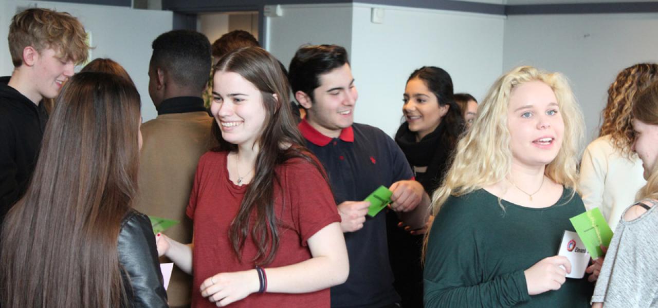 ”Man behøver ikke at rejse til Argentina for at opleve kulturmødet”, siger rektor Jan Vistisen, Herlev Gymnasium, hvor en tredjedel af eleverne har anden etnisk baggrund end dansk. Fra venstre: Nanna Rasmussen, Koray Kilic og Freja Thomsen Ødegaard fra 1.x., der har haft besøg af Grænseforeningens Elevambassadører.