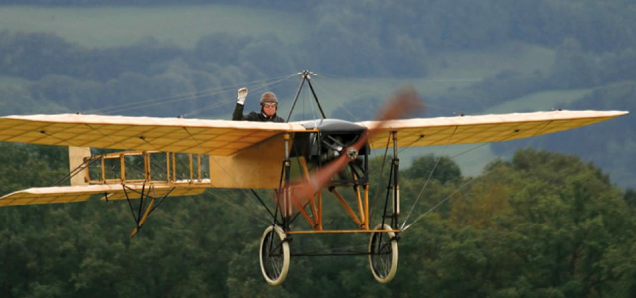 "Hvor meningsløse. sagde vi til os selv, er ikke disse Grænser, naar en hvilken som helst Flyvemaskine let som i leg kan svinge sig hen over dem", skrev Stefan Zweig begejstret i 1909, da Louis Blériot krydsede Den Engelske Kanal i et selvbygget fly. 100 år efter, i 2009, fløj den svenske pilot Mikael Carlson (foto) den samme rute i en kopi af flyet fra dengang.