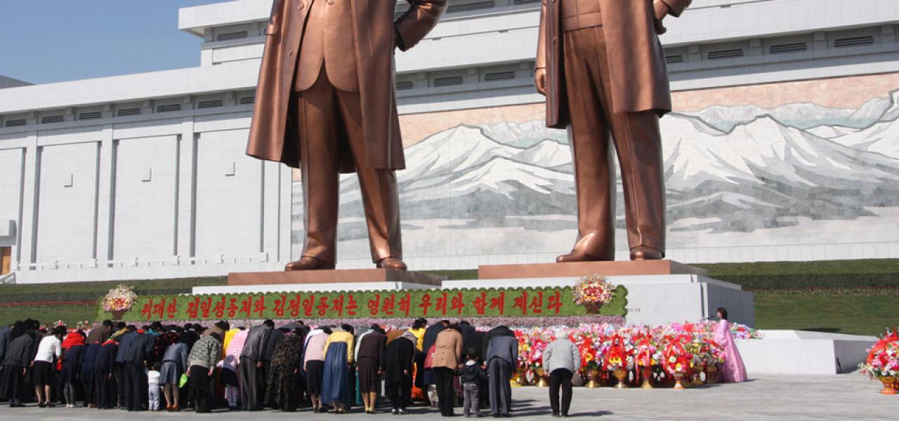 Det er karakteristisk for danskere, at de har et afslappet forhold til magthierarkier, skriver Jørn Lund. Her er det nordkoreanere, der bøjer sig i ærefrygt for de tidligere nordkoreanske ledere Kim Il Sung og Kim Jong Il på Mansu Hill i Nordkoreas hovedstad, Pyongyang.  Det er karakteristisk for danskere, at de har et afslappet forhold til magthierarkier, skriver Jørn Lund. Her er det nordkoreanere, der bøjer sig i ærefrygt for de tidligere nordkoreanske ledere Kim Il Sung og Kim Jong Il på Mansu Hill i Nordkoreas hovedstad, Pyongyang.