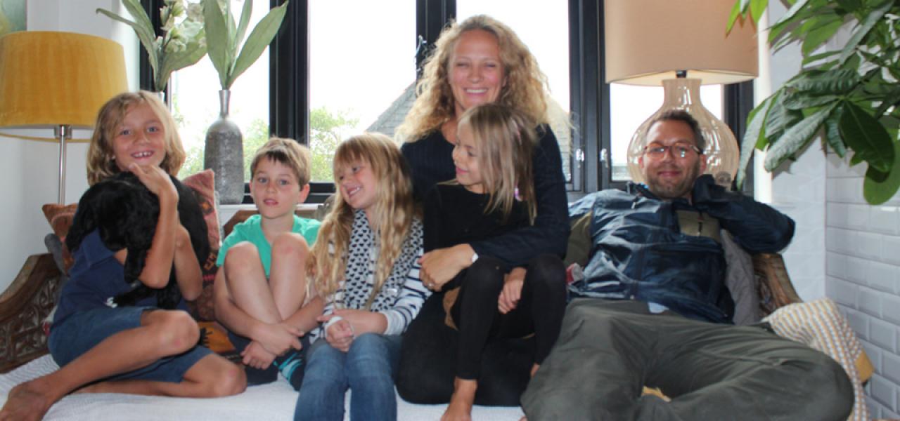 Noel, nr. 2 fra venstre, er helt sikker på, at han gerne vil på ferie hos en dansk familie igen næste år. Her er han sammen med familien Liokouras fra Svendborg.