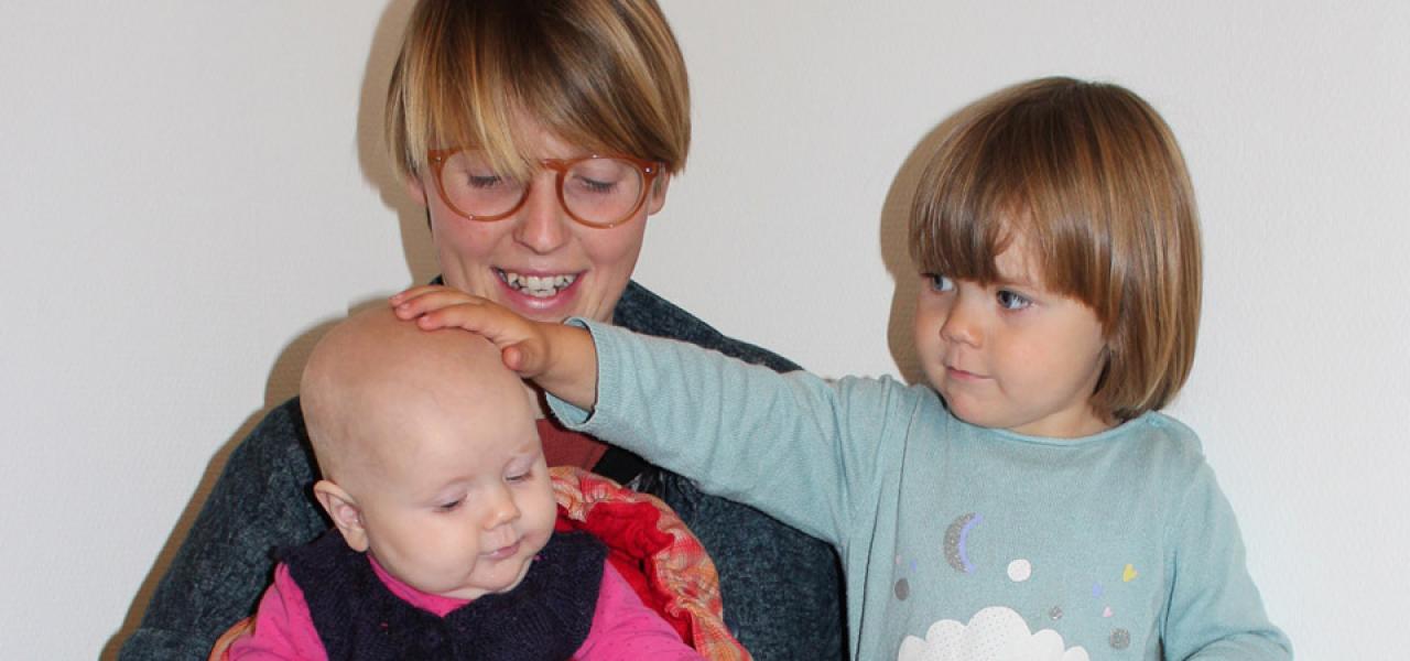 ”Det er vigtigt for min mand og mig, at vores børn får en kulturel referenceramme, så de kender deres ophav”, siger bornholmske Thilde Pfeifer om begrundelsen for, at hun og hendes tyske mand har valgt det dansk-tyske børnehus til deres døtre Ingeborg og Irmgard.  ”Det er vigtigt for min mand og mig, at vores børn får en kulturel referenceramme, så de kender deres ophav”, siger bornholmske Thilde Pfeifer om begrundelsen for, at hun og hendes tyske mand har valgt det dansk-tyske børnehus til deres døtre Ingeborg og Irmgard.
