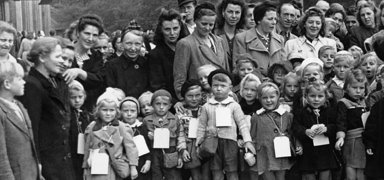 Sydslesvigske feriebørn er klar til at tage med toget til Danmark. Det vides ikke, hvilket årstal billedet er fra.