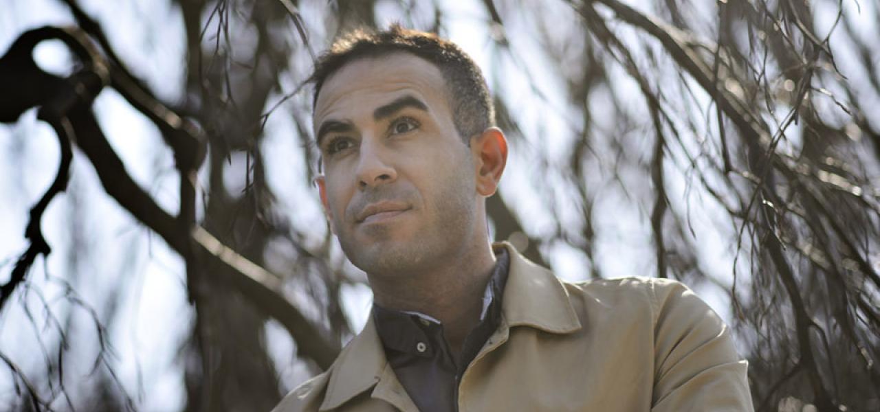 ”Hvor taler du flot dansk!” Sådan roste daværende kulturminister Bertel Haarder Abdel Aziz Mahmoud efter efter en debat i radioen. ”Jeg blev så paf, at jeg svarede ”i lige måde”. Senere tog jeg Bertels udtalelse som titel til min bog”, siger Abdel Aziz Mahmoud.