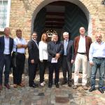 Den israelske delegation på besøg hos det danske mindretal i Sydslesvig, hvor de blev modtaget på Flensborghus i Flensborg af Jens A. Christiansen, der er generalsekretær for Sydslesvigsk Forening, (nr. 4 fra højre) og Martin Lorentzen, der er landssekretær i SSW (nr. 3 fra højre).