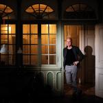 Der er en særlig stemning af ro og gamle dage i historiker Henrik Jensens lejlighed med reoler i skønvirkestil og udsigt til Rosenborg Slot i Kongens Have, København. Men idyllen i Danmark er truet, mener Henrik Jensen, for danskerne mangler i stigende grad noget at være fælles om. 