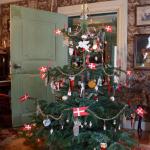 Dannebrogsflagene, som stadig findes på mange danske juletræer både syd og nord for grænsen, supplerede og afløste sammen med røde og hvide lys den tidligste juletræspynt, som bestod af lys i røde, hvide og blå farver, som symboliserede de slesvig- holstenske farver. 